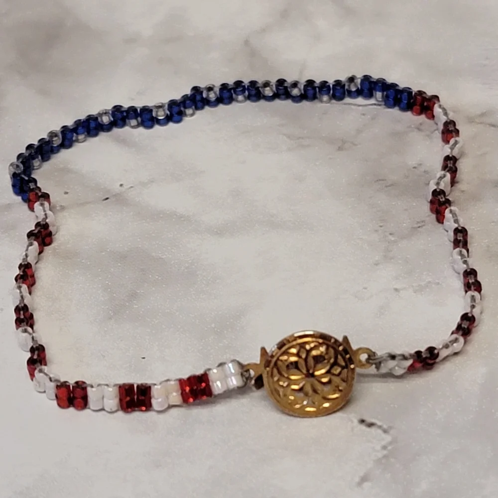 Patriotic Seed Bead Bracelet Red White Blue Gold Tone Dainty 4th of July USA - Picture 1 of 6